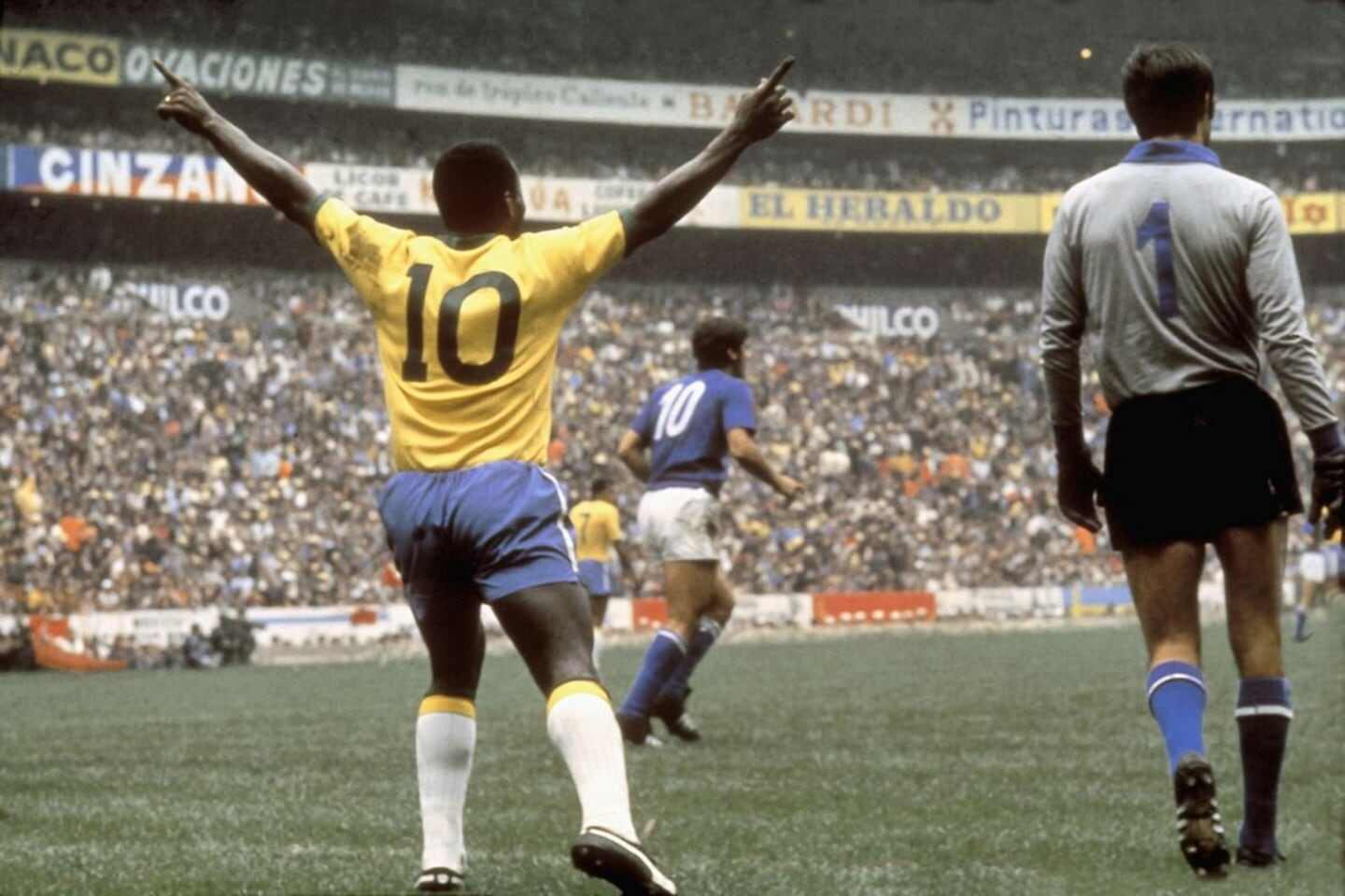 Jugador brasileño con el número 10 celebra un gol en un partido de fútbol