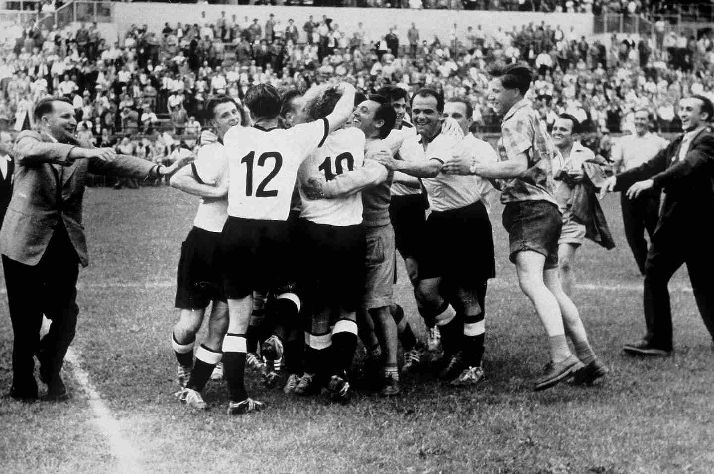 Jugadores celebrando una victoria en un partido de fútbol histórico