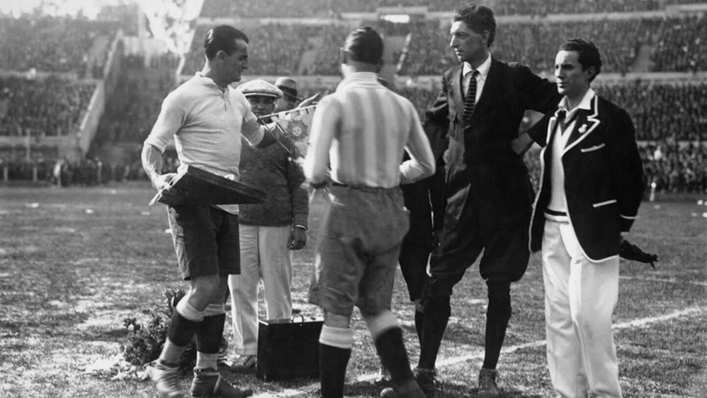 Jugadores y árbitros en un partido histórico del Mundial de la FIFA
