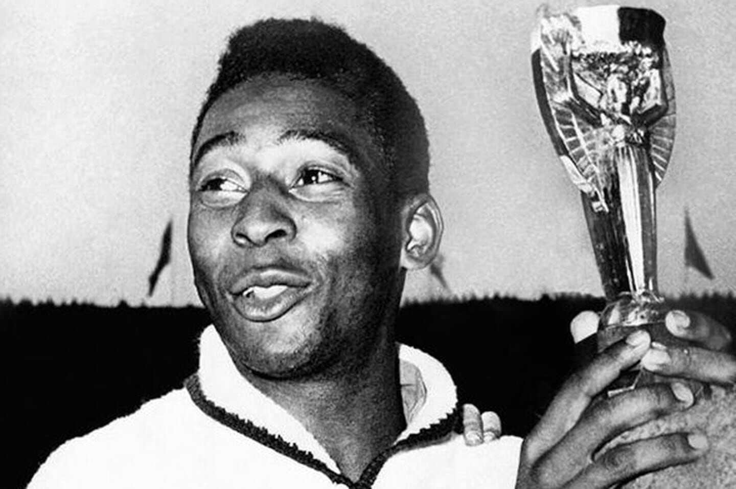 Pelé sosteniendo la Copa del Mundo en blanco y negro