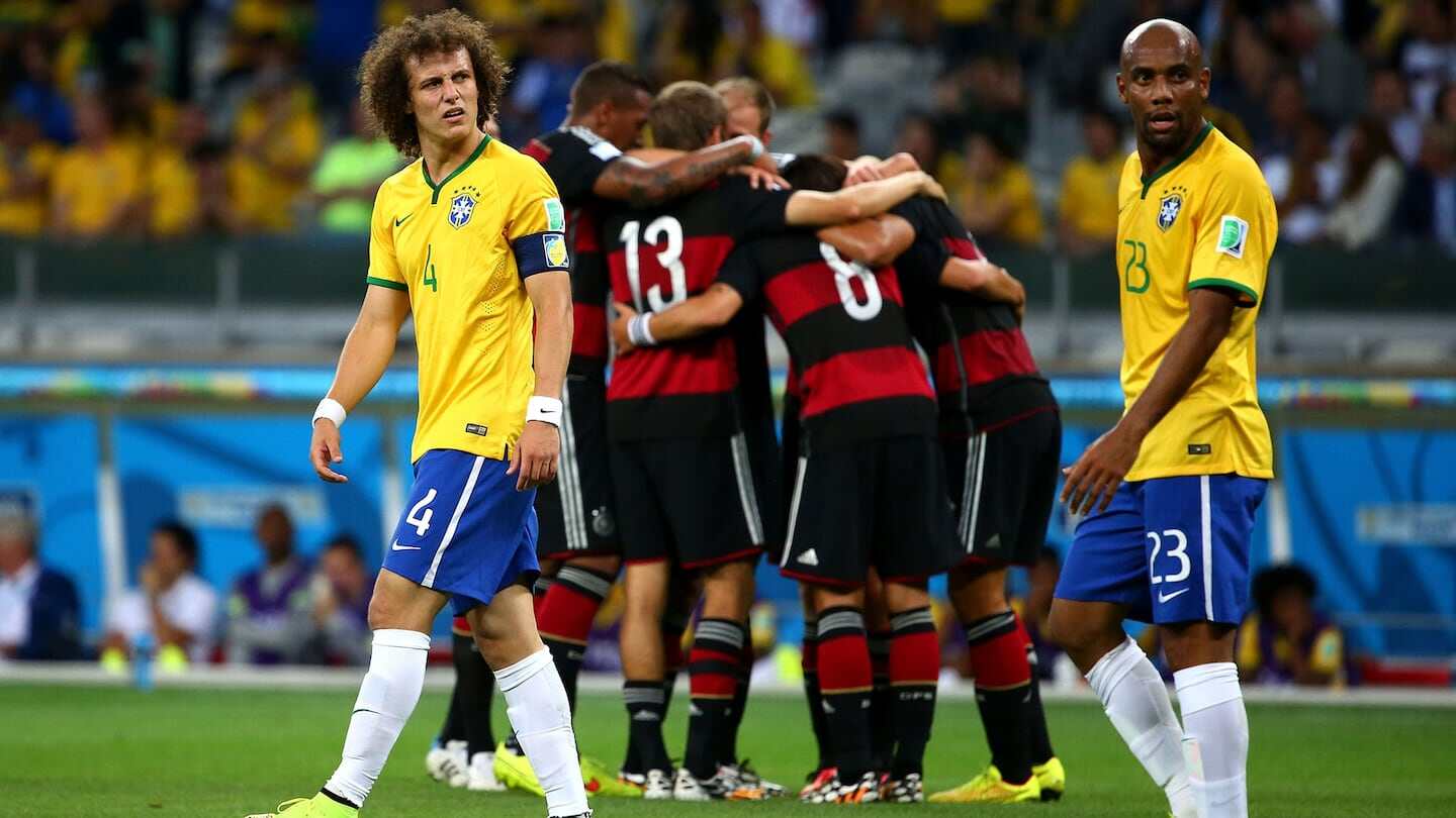 Jugadores de Brasil y Alemania durante un partido del Mundial de la FIFA
