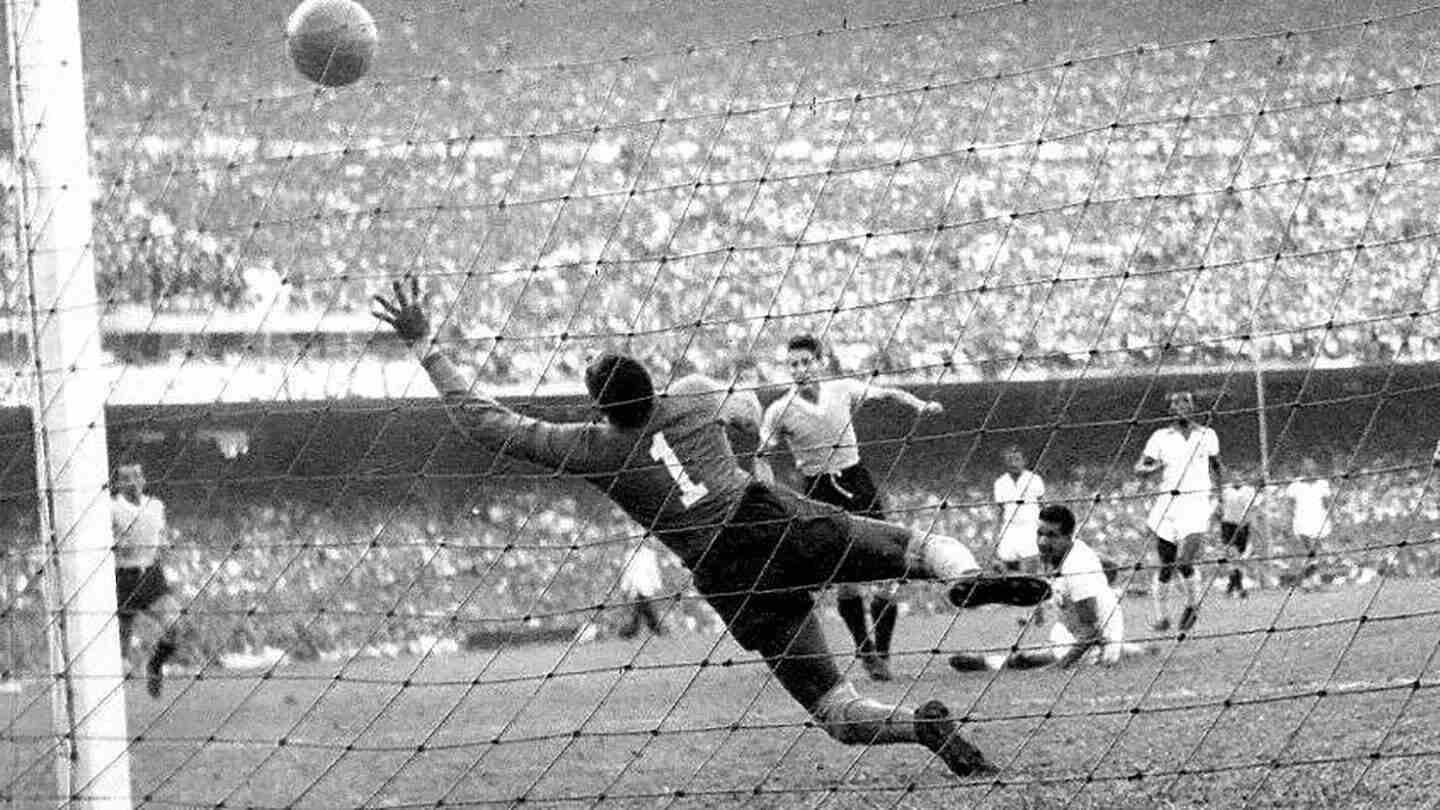 Portero lanzándose para detener un tiro en un partido de fútbol histórico