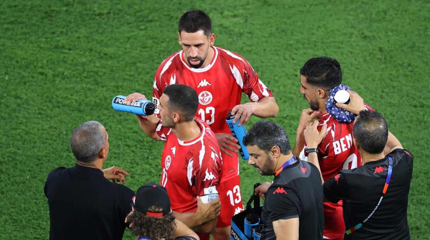 Jugadores de Túnez en el Mundial de Fútbol 2026 durante un descanso en el partido contra Japón