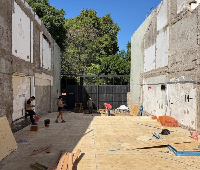 Obreros trabajando en la construcción de un nuevo desarrollo inmobiliario en Buenos Aires