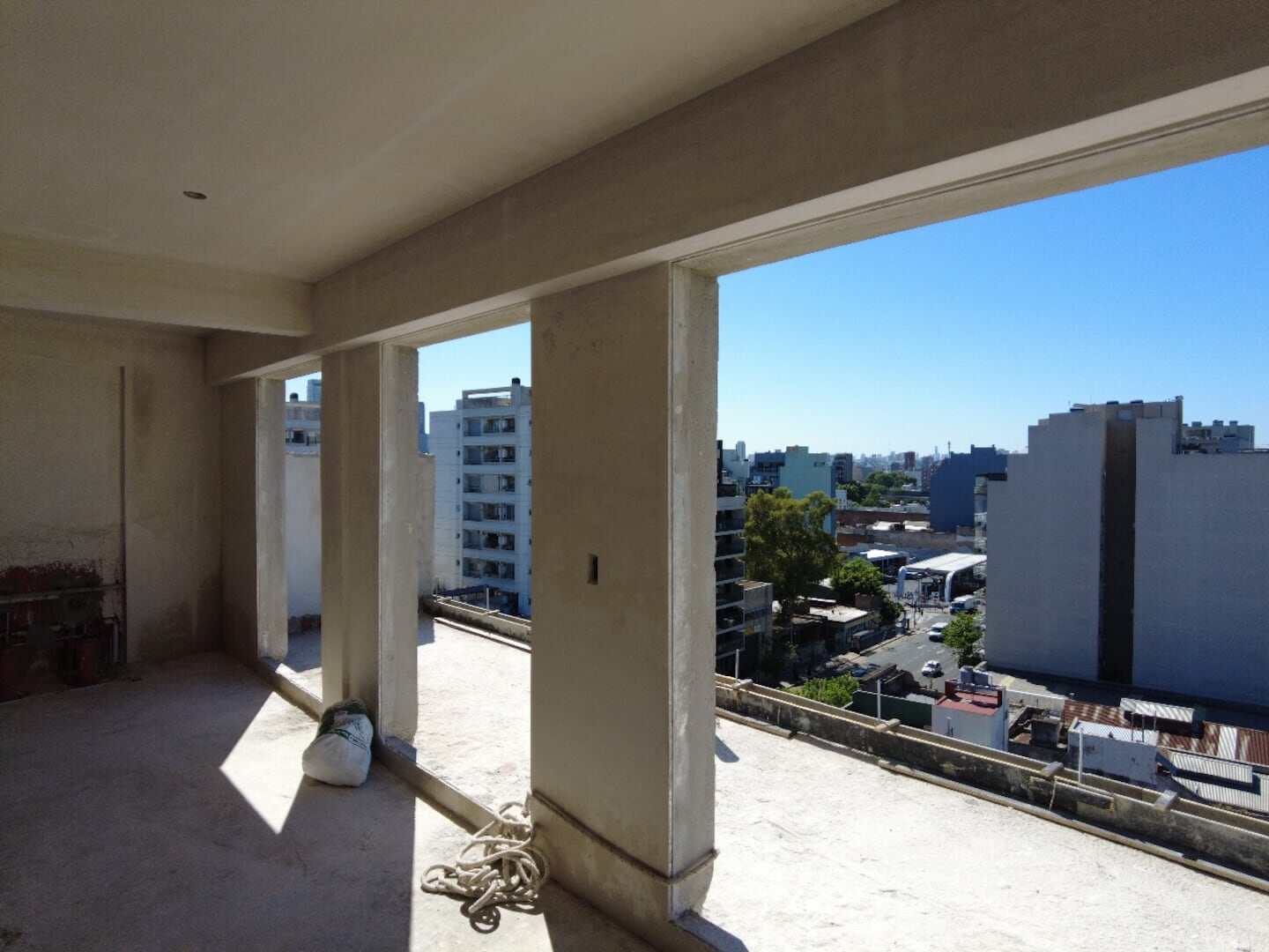 Vista interior de un edificio en construcción en Buenos Aires con ventanas amplias