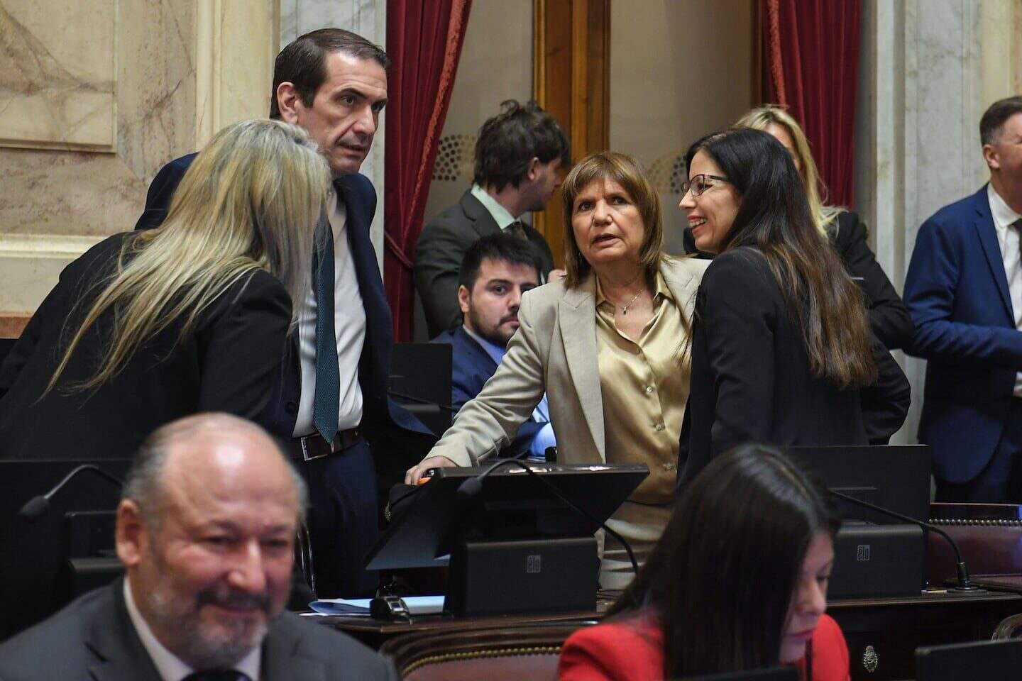 Reunión de legisladores en el Congreso tras la renuncia de Manuel Adorni