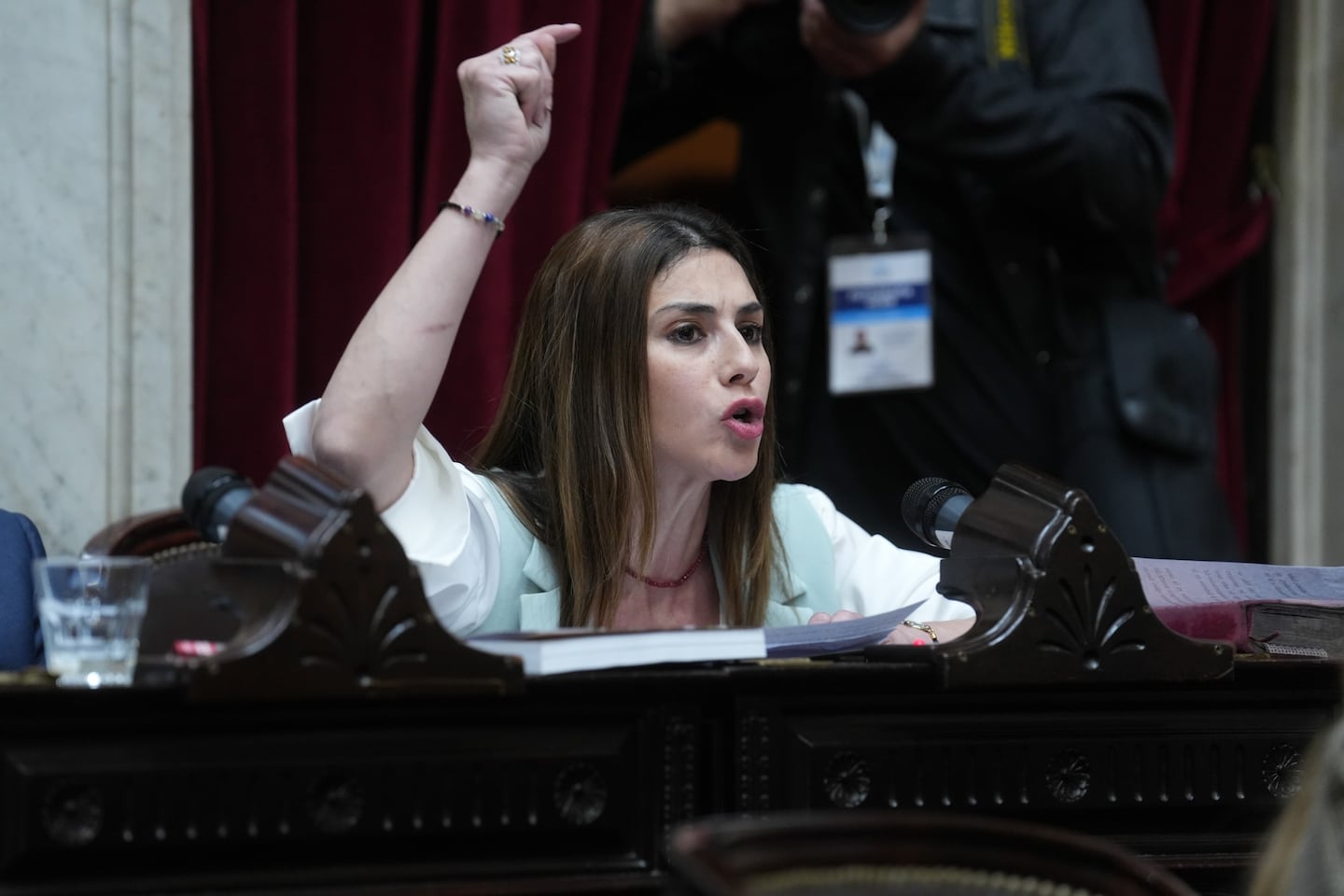 Diputada en el Congreso de Argentina levantando la mano durante una sesión