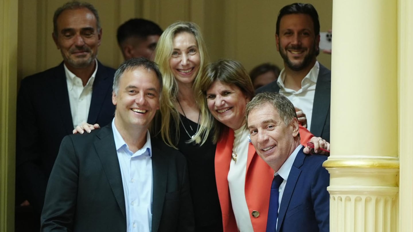 Grupo de políticos sonrientes en el Congreso argentino