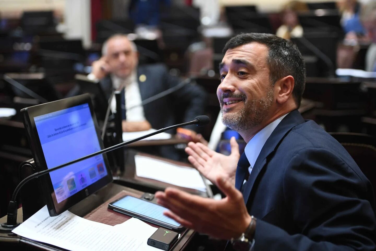 Manuel Adorni hablando en el Senado argentino durante una sesión