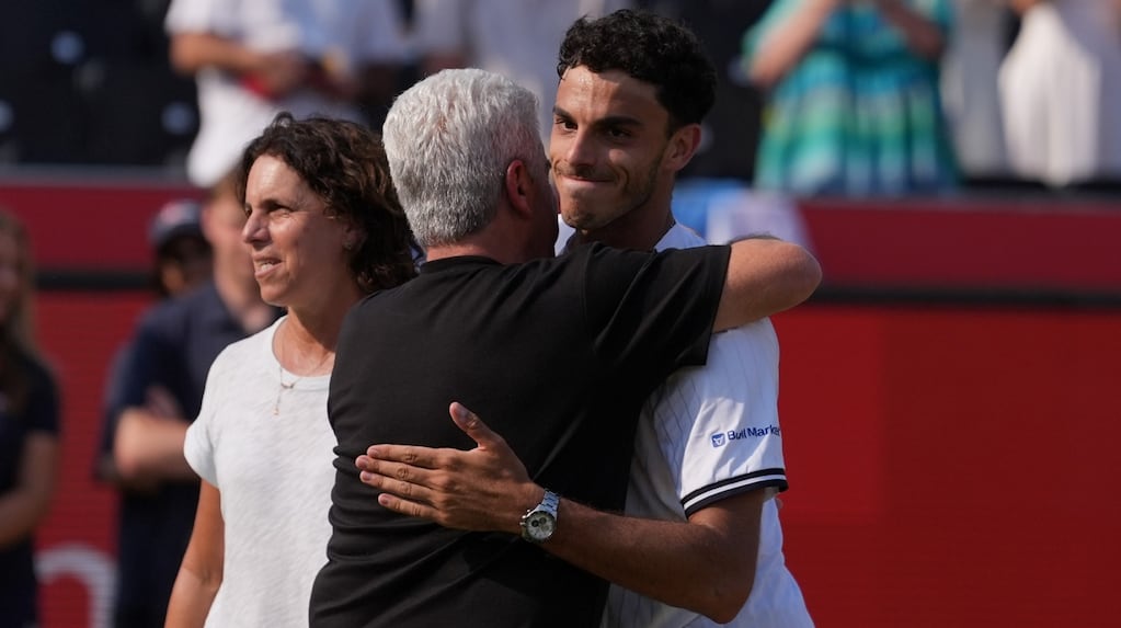 Francisco Cerúndolo celebra su victoria en Queen's con su padre presente en la tribuna