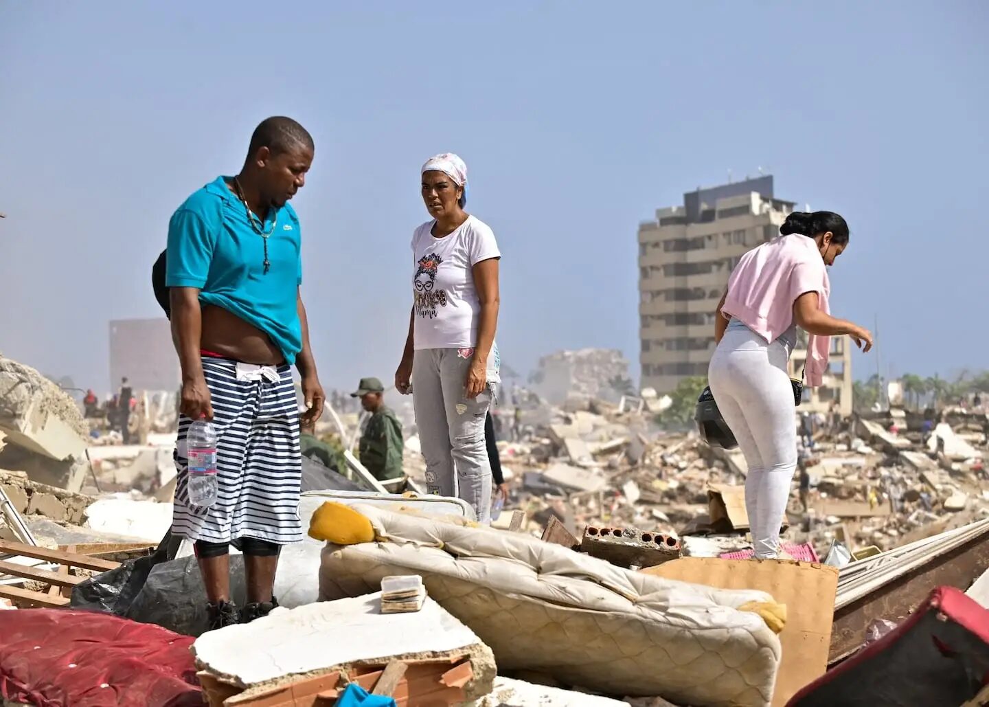 Personas en medio de escombros tras un terremoto en La Guaira, Venezuela