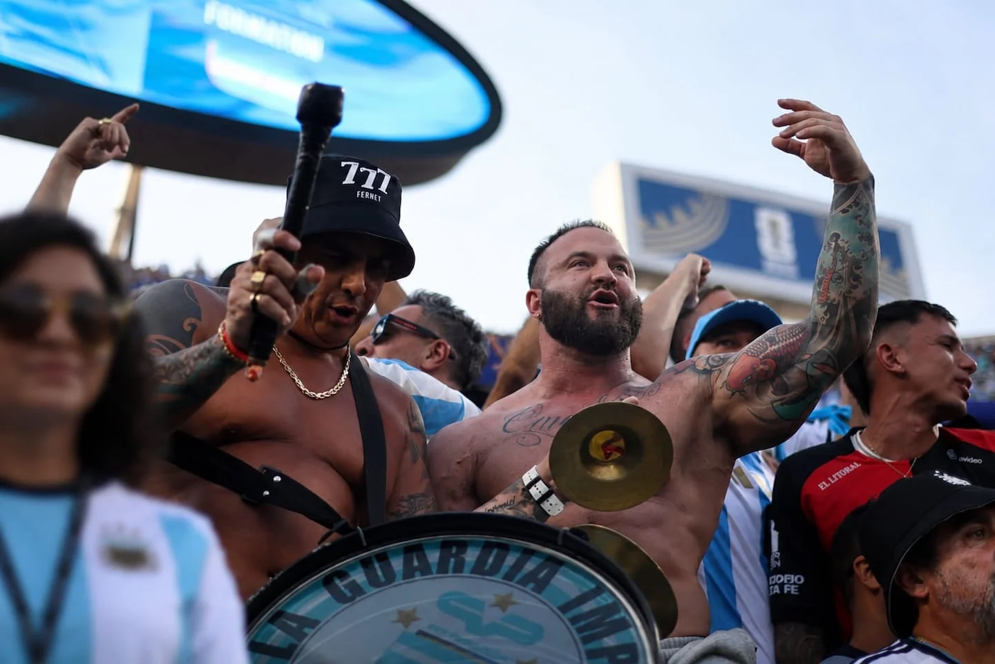 Hinchas argentinos animando en el estadio durante el Mundial 2026