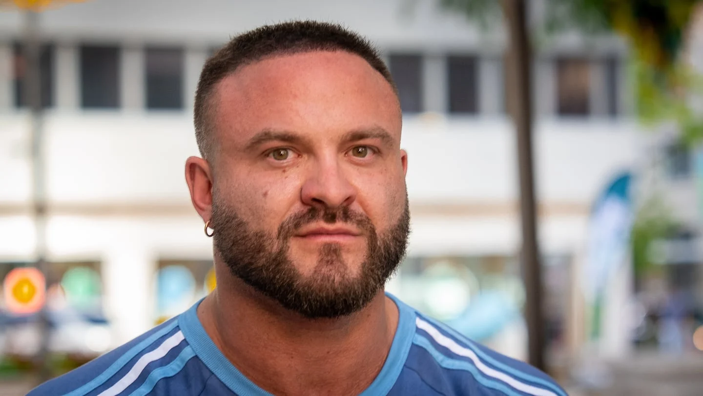 Martín Muñoz, conocido como el 'Patovica de la Selección', posando con una camiseta de la Selección argentina