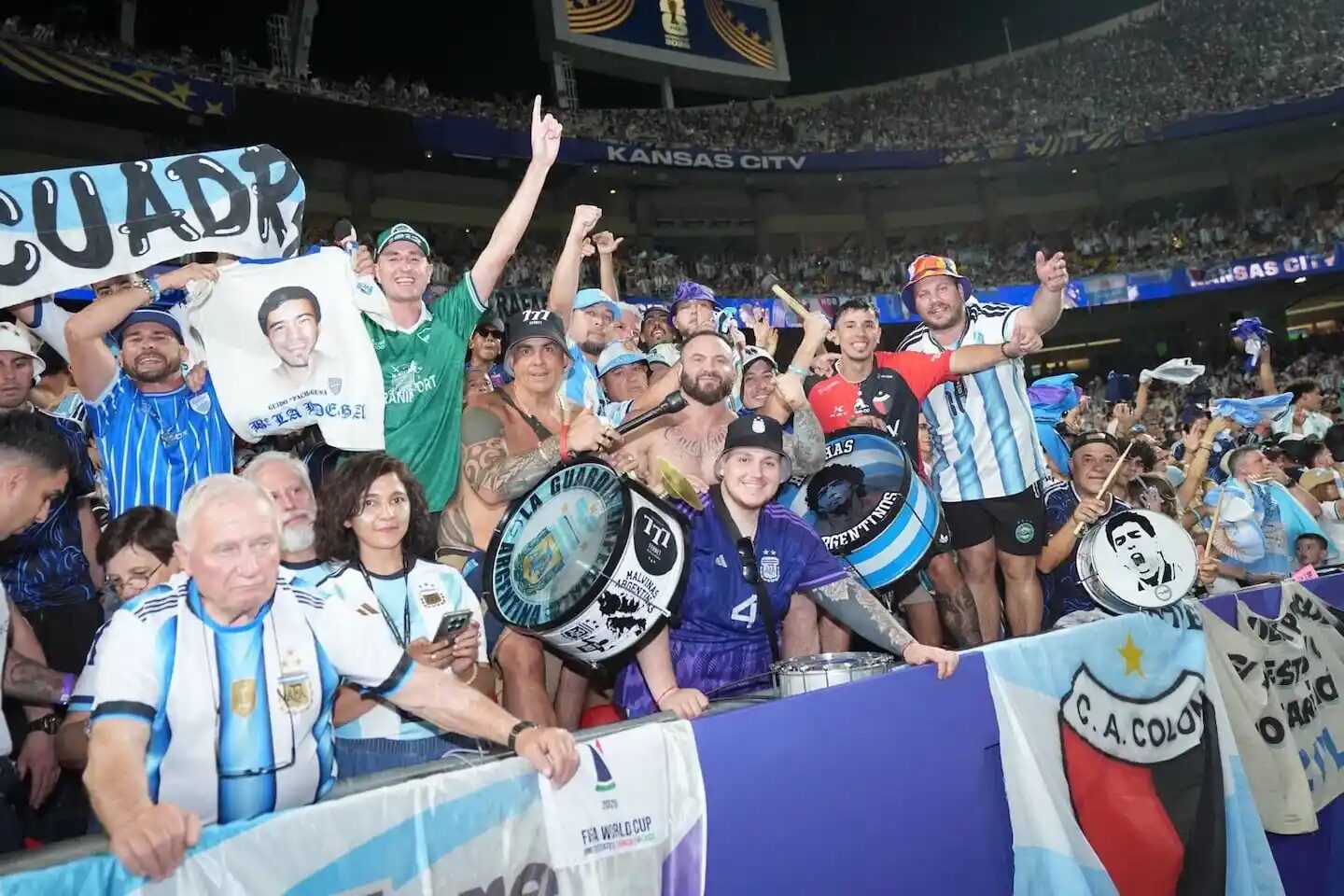 Hinchas argentinos en el estadio durante el Mundial 2026