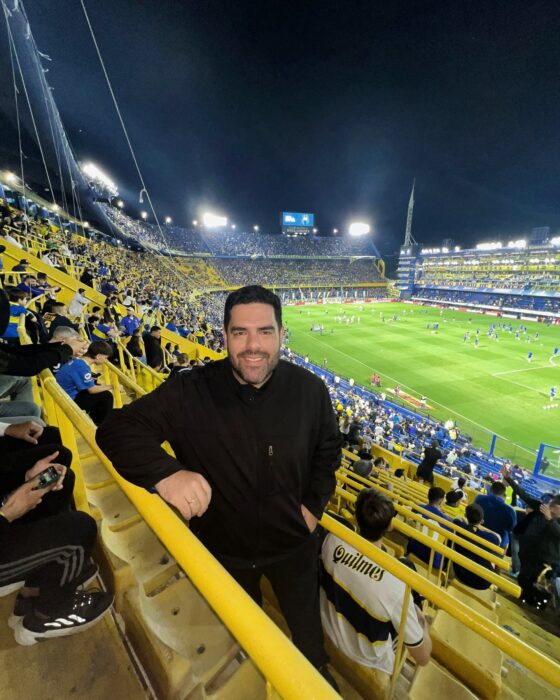 Jorge Vera en el estadio durante un partido de fútbol