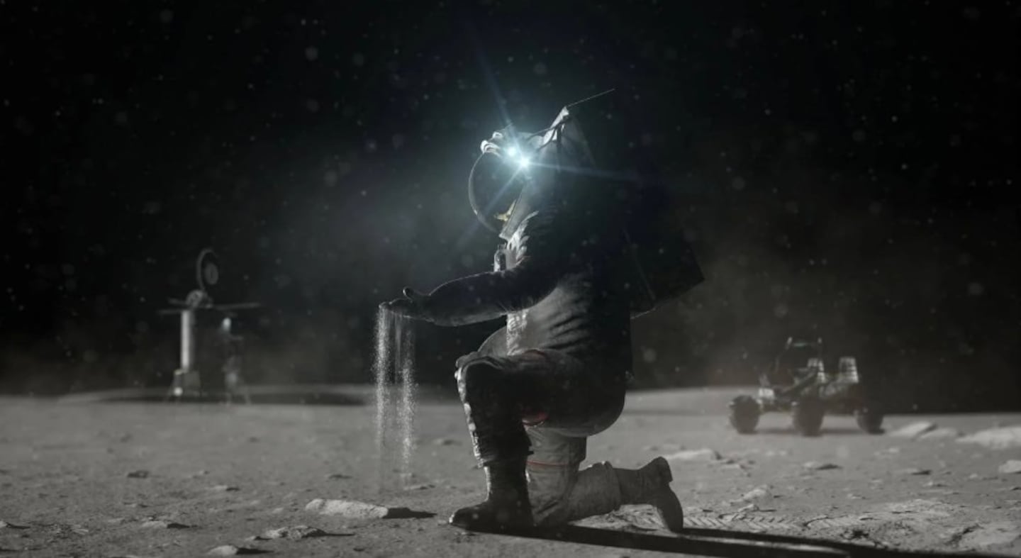 Astronauta en la Luna manipulando polvo lunar con un rover en el fondo