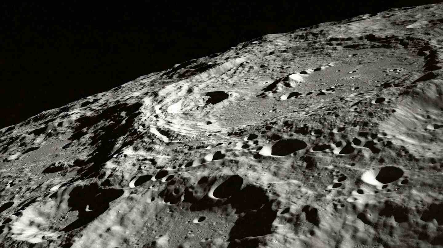 Superficie lunar con cráteres y regolito visible