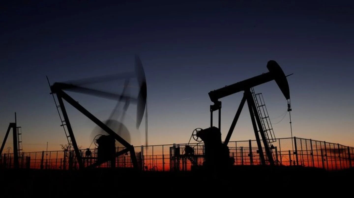 Bombas de extracción de petróleo al atardecer