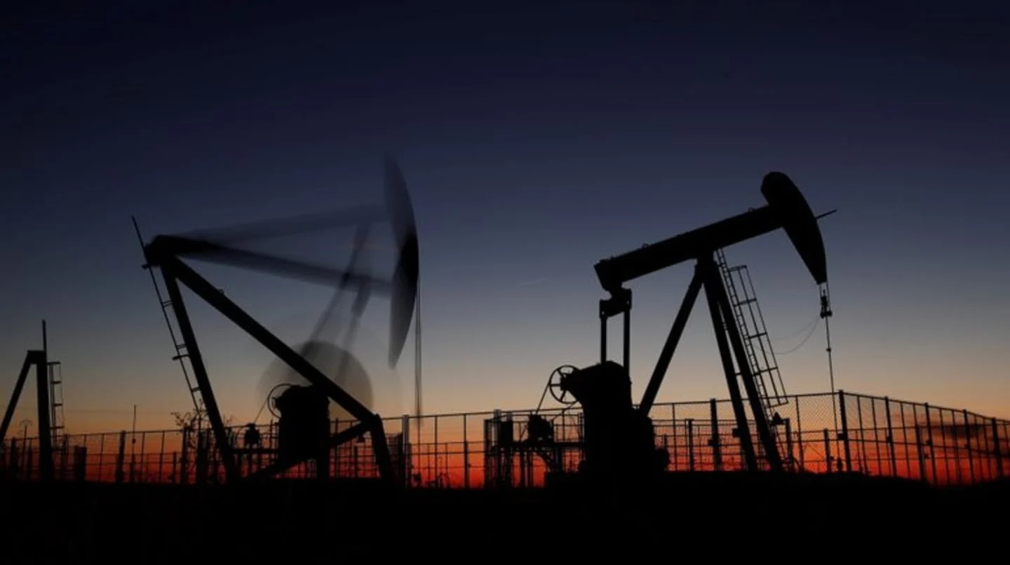 Bombas de extracción de petróleo al atardecer