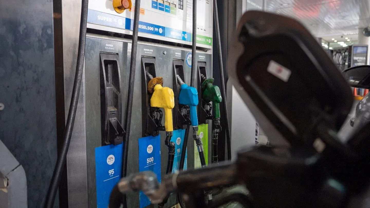 Expendedoras de combustible en una estación de servicio en Argentina