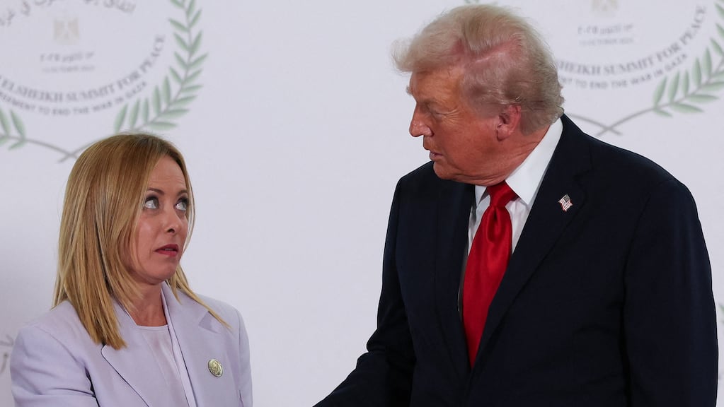 Donald Trump y Giorgia Meloni en una reunión tensa durante una cumbre internacional