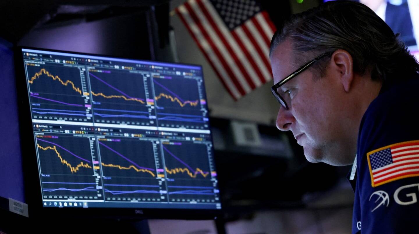 Operador de bolsa analizando gráficos en Wall Street