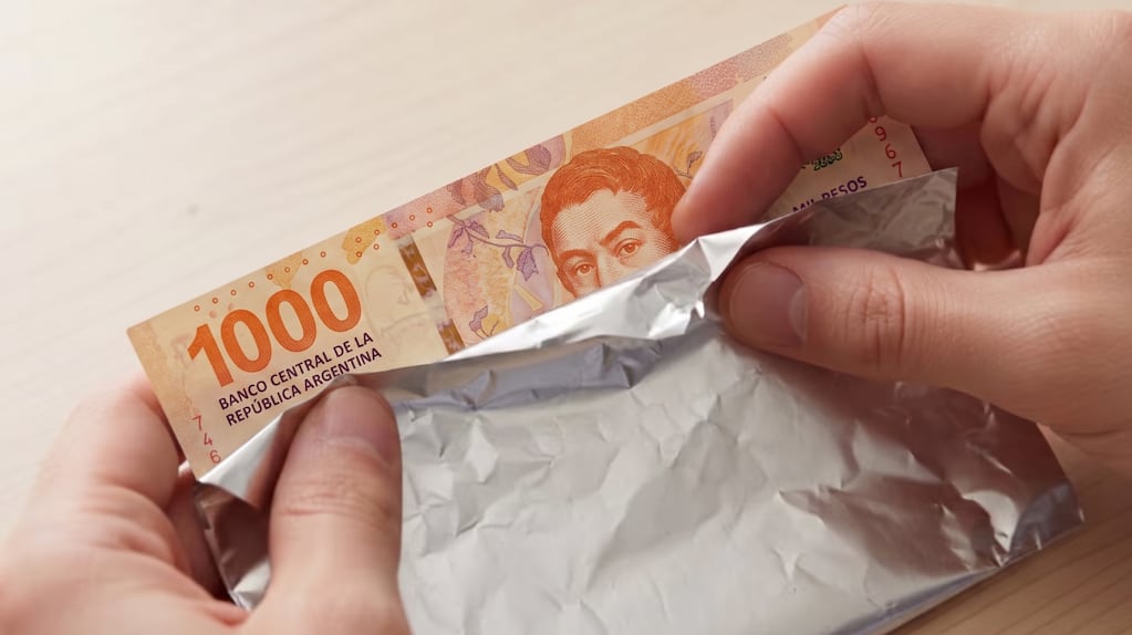 Billete de $1000 envuelto en papel aluminio