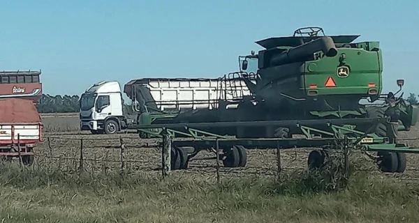 Maquinaria agrícola en el campo de La Pampa