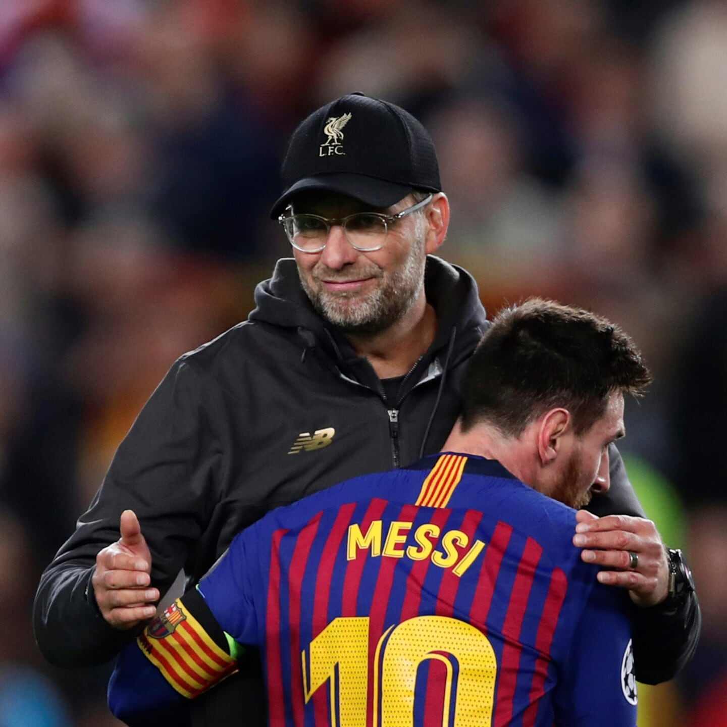 Jürgen Klopp abraza a Lionel Messi durante un partido de fútbol