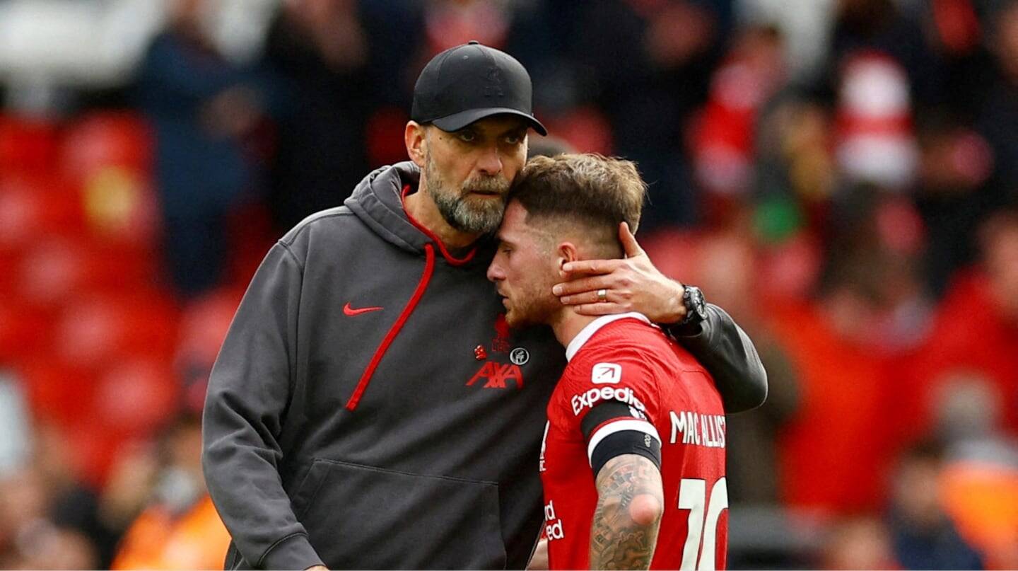 Jürgen Klopp abraza a un jugador en un partido de fútbol