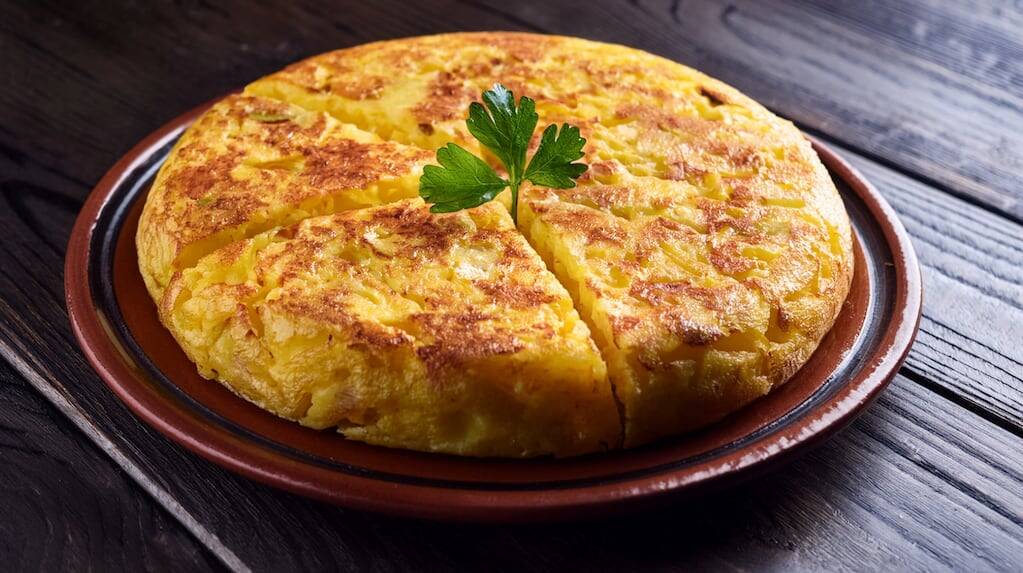 Tortilla de papas con cebolla caramelizada