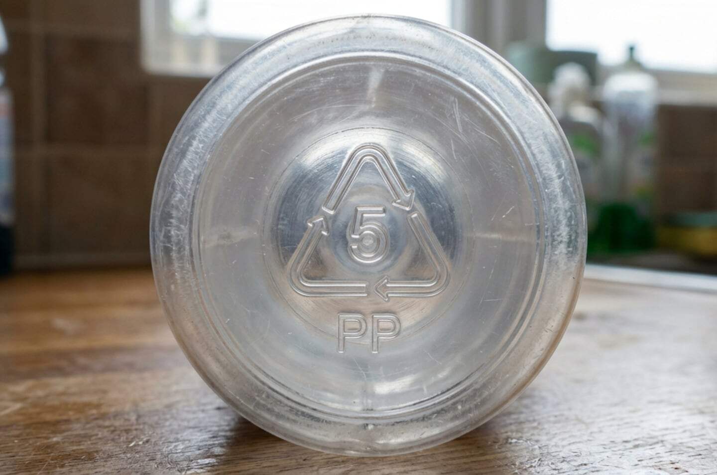 Envase de plástico con el número 5 y símbolo de reciclaje en su base