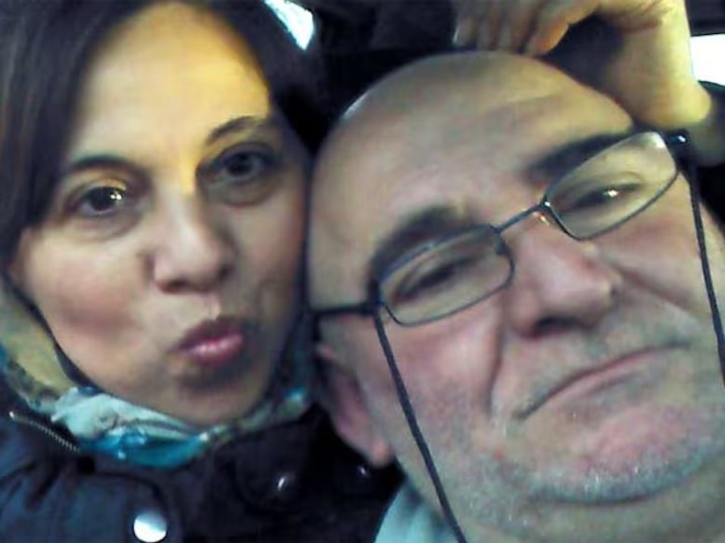 José Naón Giménez y una mujer posando juntos en un vehículo