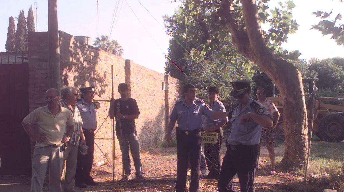 Policías y testigos en la escena del crimen en Cañuelas