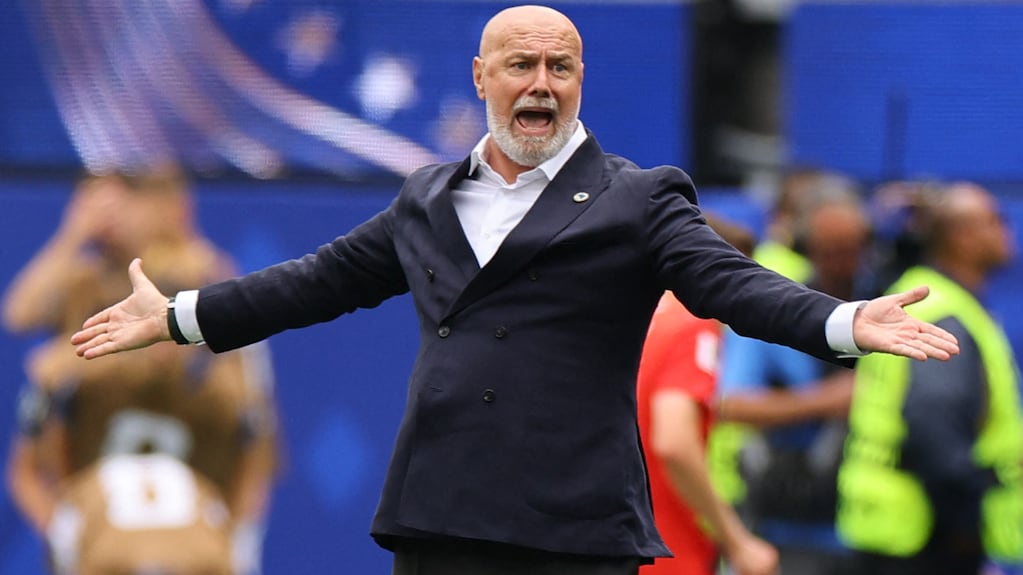 Sergej Barbarez dirigiendo a la selección de Bosnia
