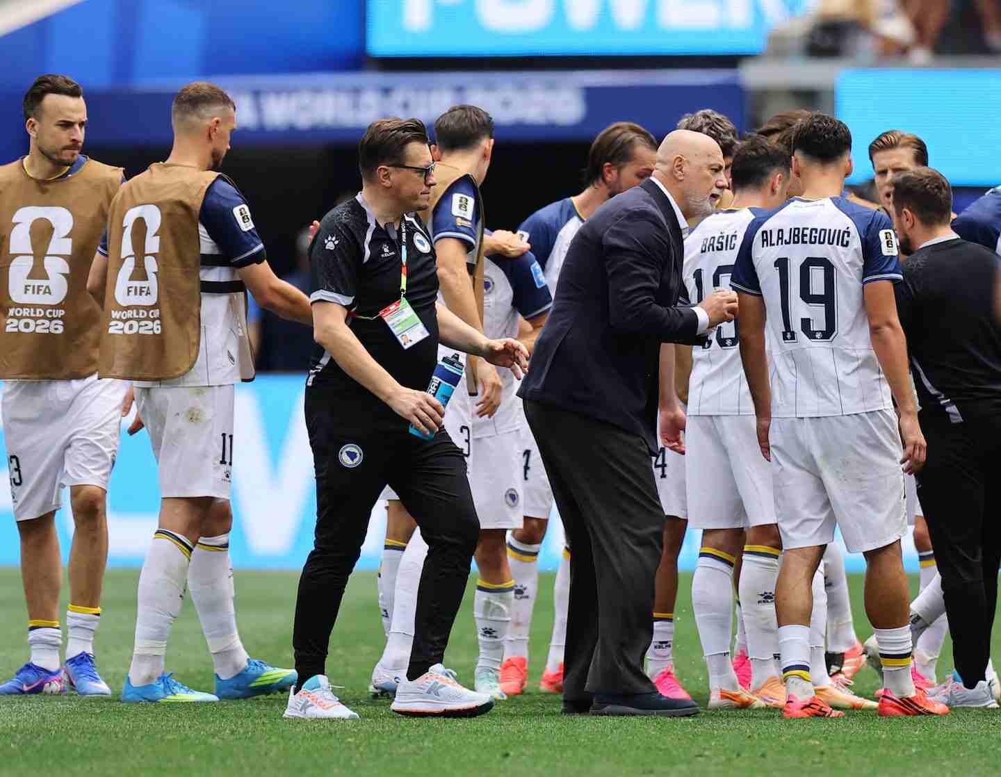 Sergej Barbarez dirigiendo a la selección de Bosnia durante un partido del Mundial 2026