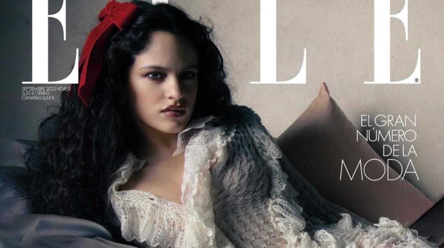 Modelo con encaje antiguo de Les Fleurs Studio en portada de revista