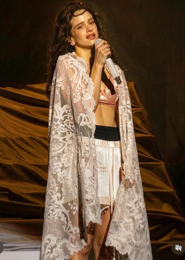 María Bernad presenta una prenda de encaje en una actuación musical