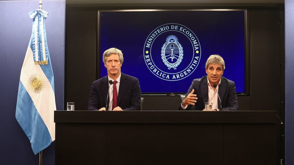 Luis Caputo y Santiago Bausili en una conferencia de prensa