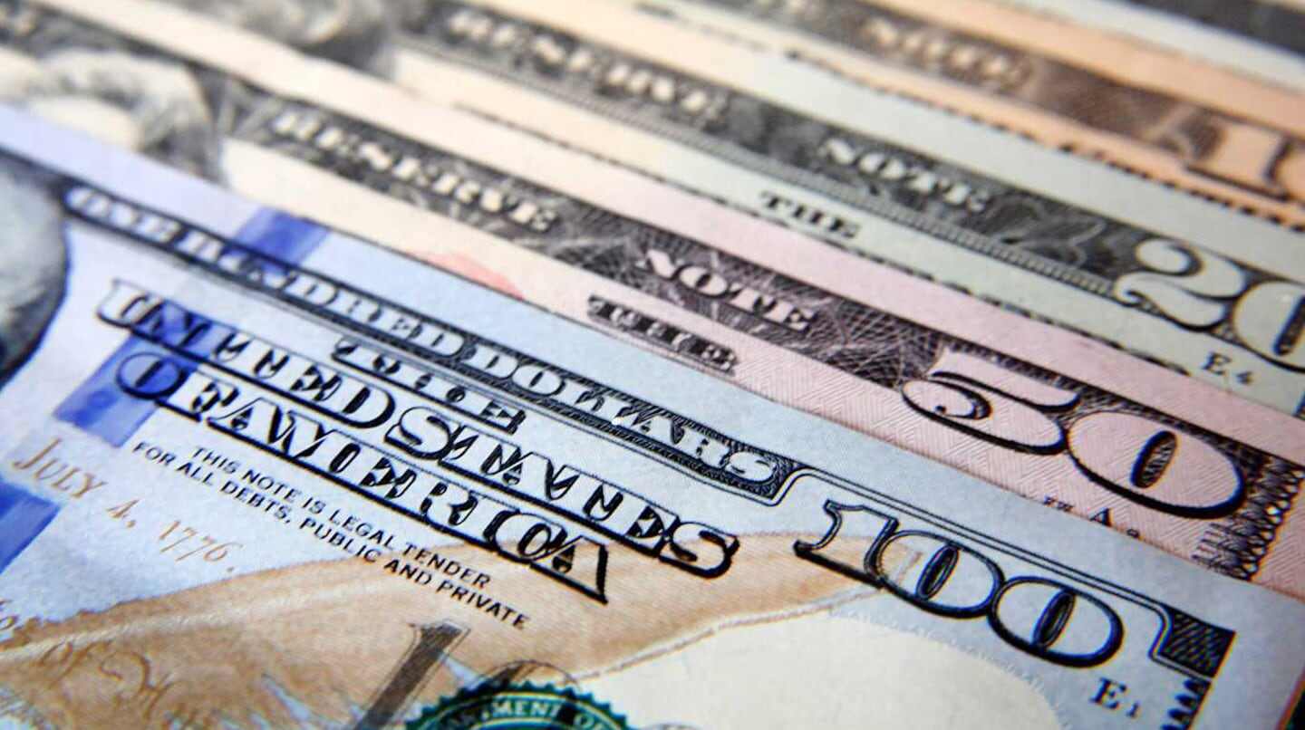 Billetes de dólares estadounidenses en diferentes denominaciones