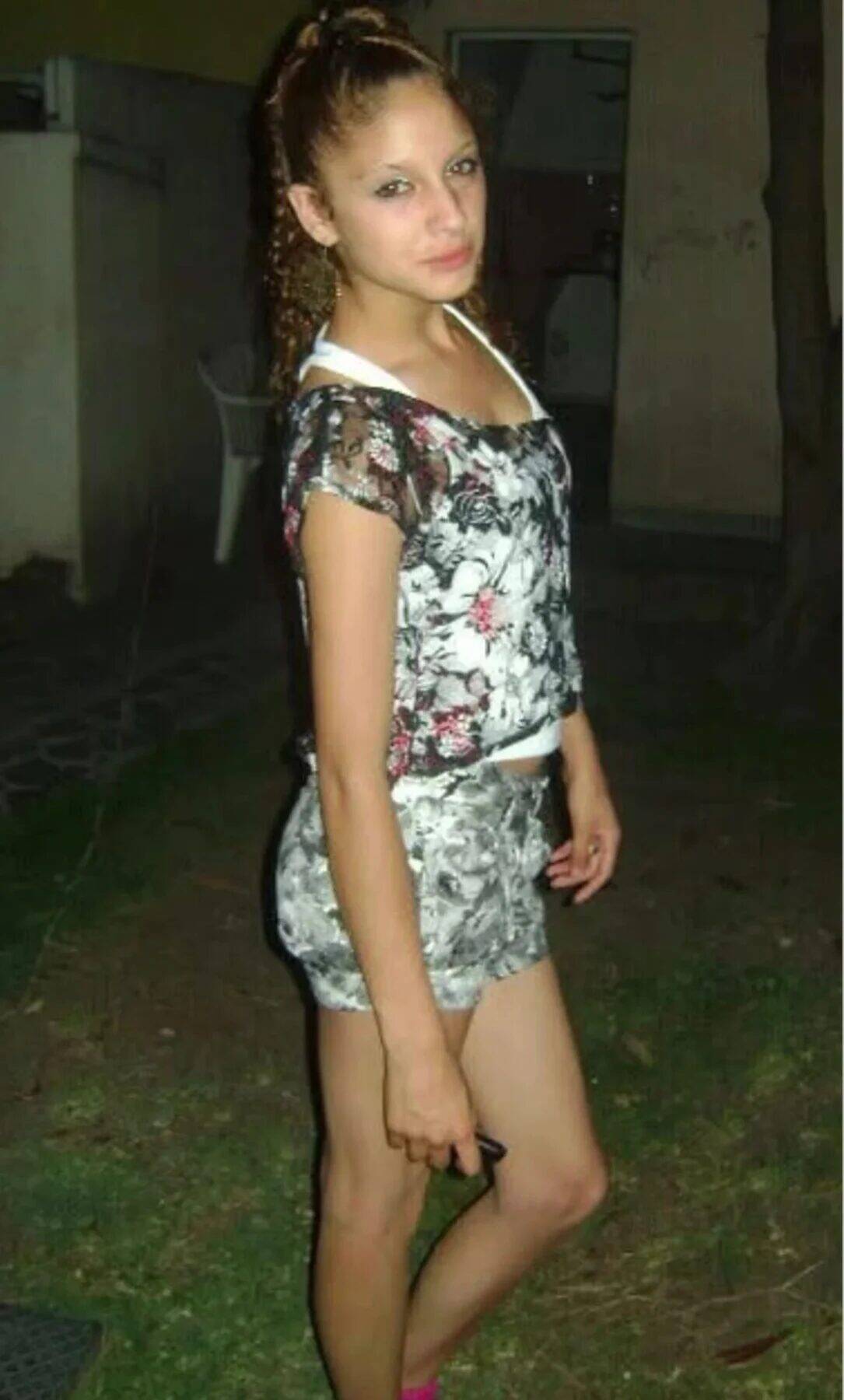 Giselle Agostino de pie en un jardín, antes de su accidente