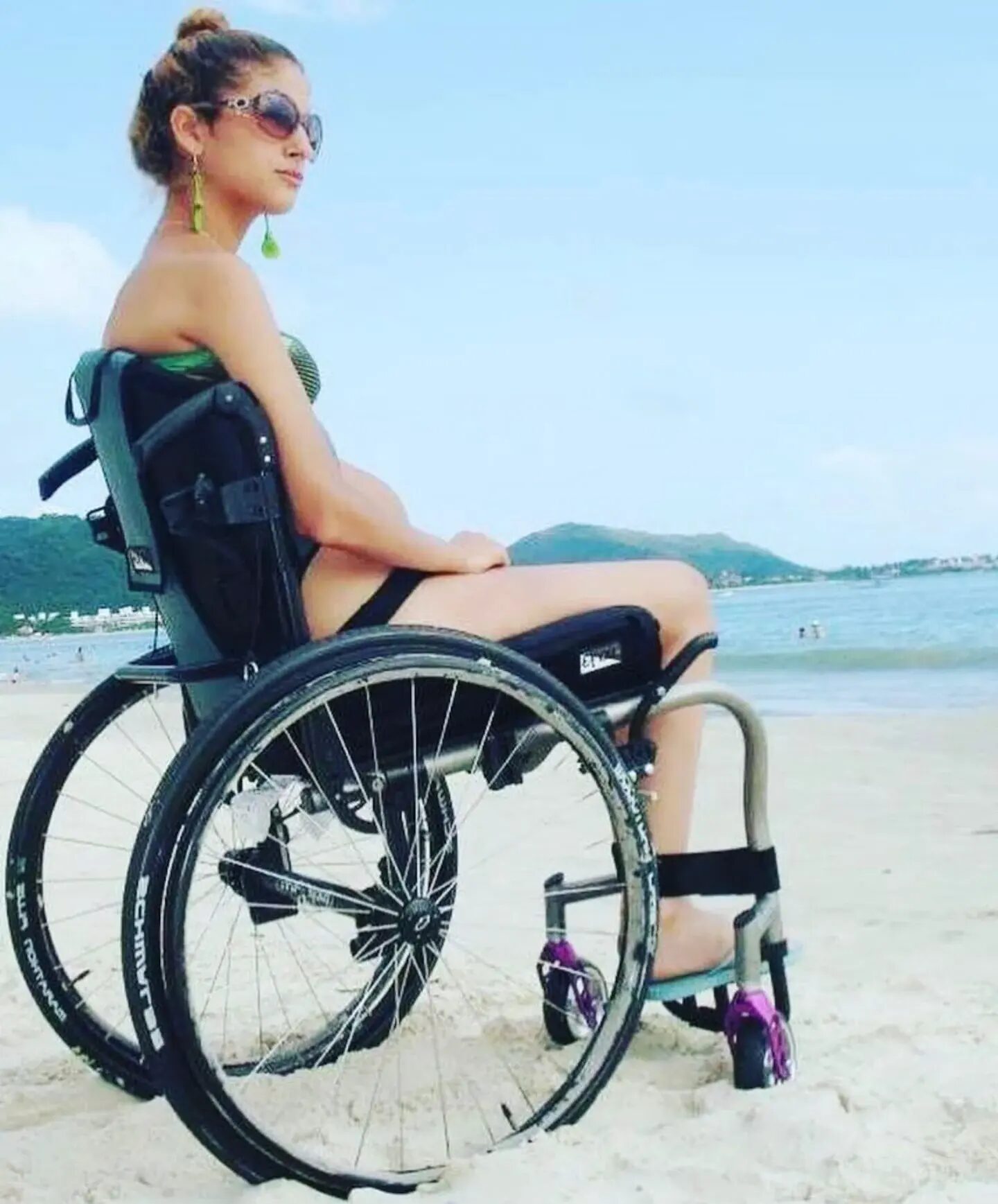 Giselle Agostino en silla de ruedas en la playa