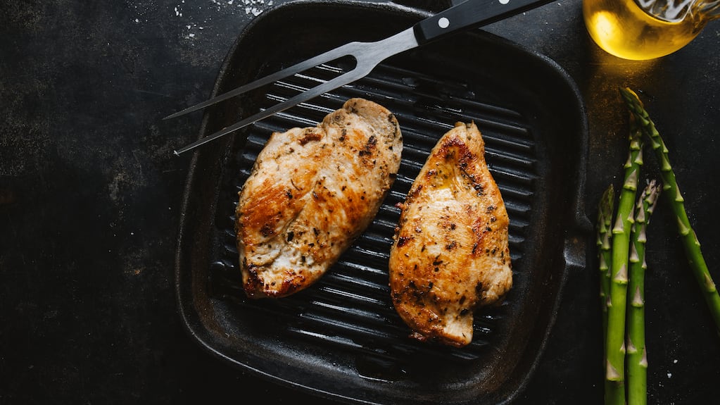 Pollo cocinado con vinagre y cebolla