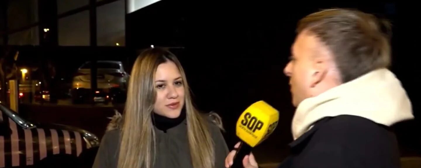 Entrevista a una mujer con cabello largo y lacio, mientras sostiene un micrófono amarillo