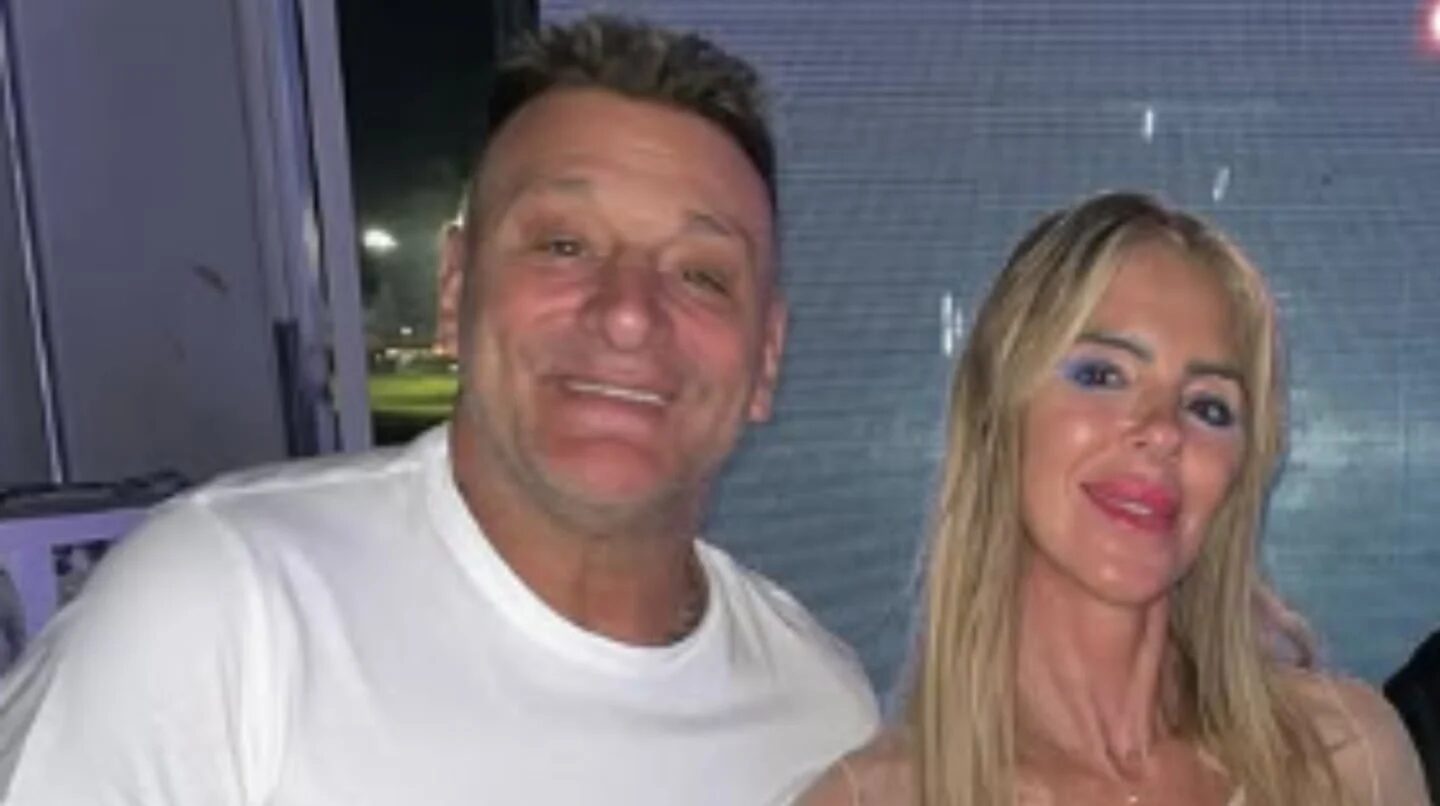 Claudio 'Turco' García posando junto a una mujer sonriente en un evento social
