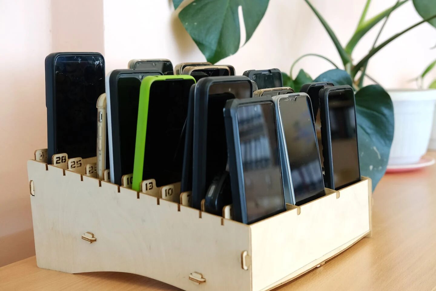 Estante con varios celulares organizados en una escuela argentina