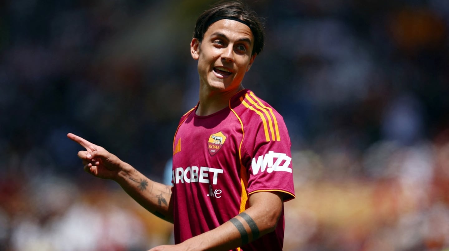 Paulo Dybala con la camiseta de la Roma durante un partido