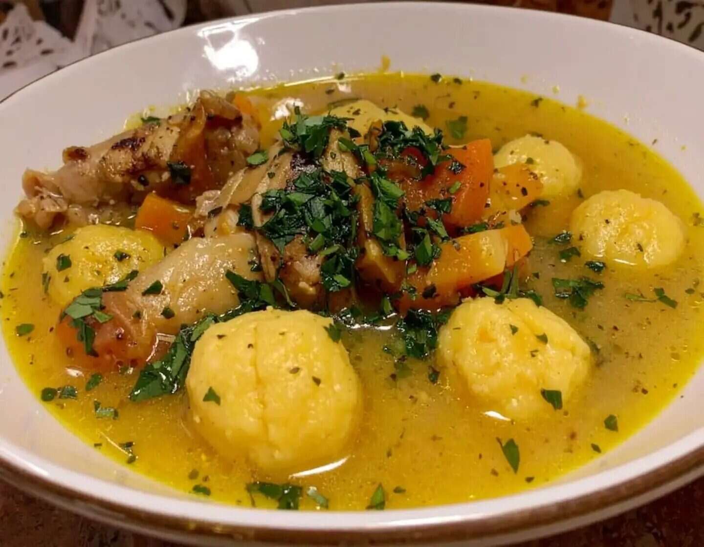 Sopa paraguaya vori vori con bolitas de maíz y verduras en un plato hondo