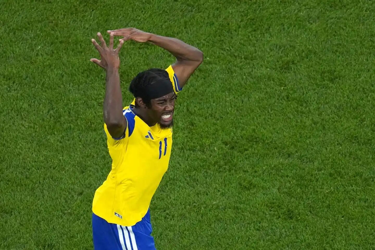 Anthony Elanga con expresión de angustia tras el empate de Suecia contra Japón en el Mundial