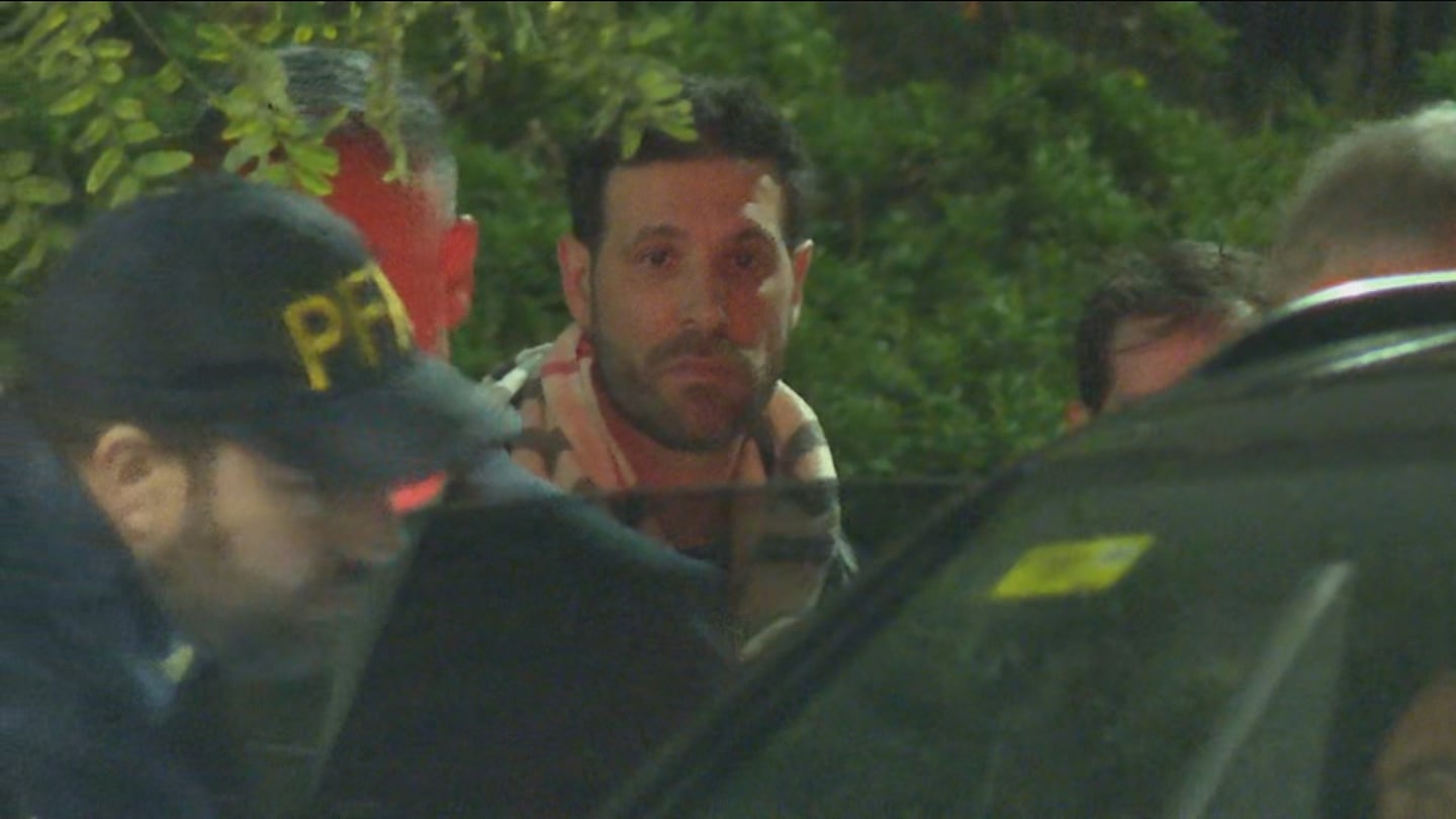 Elías Piccirillo rodeado de personal de la Policía Federal en Puerto Madero